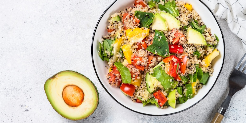 Cea mai healthy și fresh salată de quinoa cu dovlecel și avocado