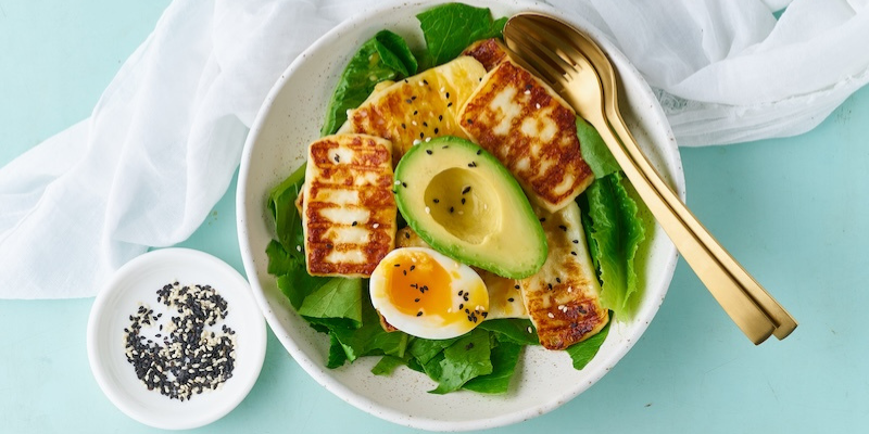 Rețeta FIT: Salată cu ouă prăjite, avocado și brânză halloumi