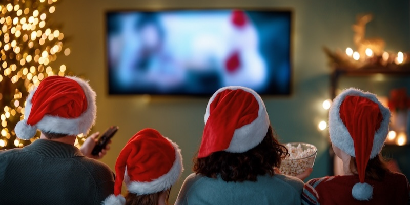 10 filme de Crăciun de pe Netflix care merg bine cu o ciocolată caldă