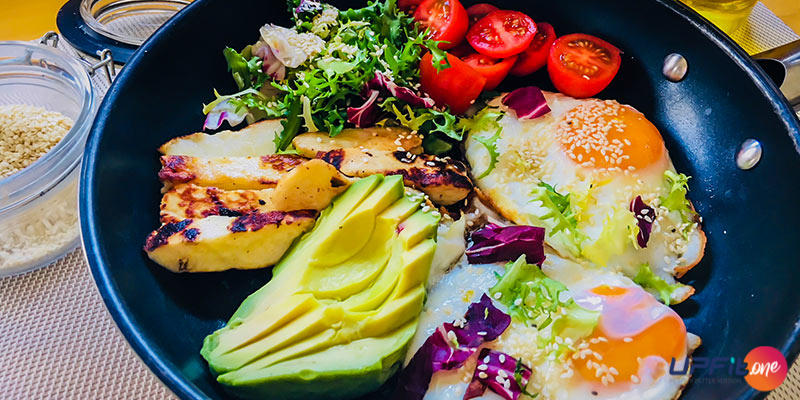 Rețeta FIT: Salată cu ouă prăjite, avocado și brânză halloumi