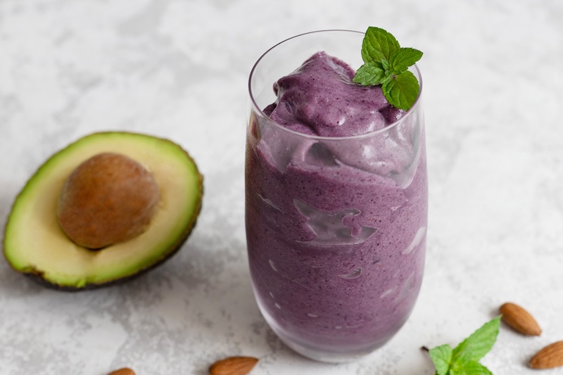 smoothie cu afine si avocado